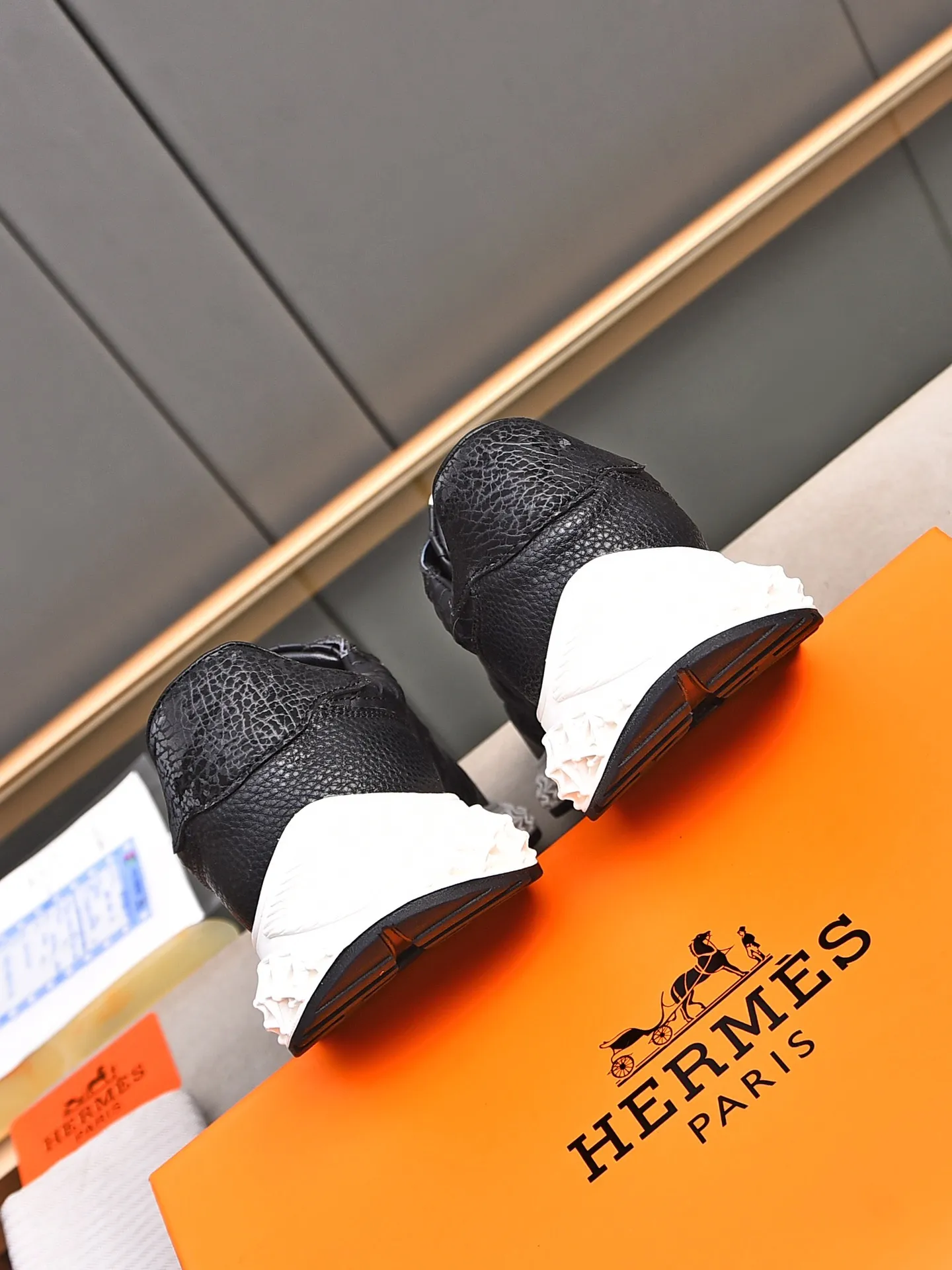 📛📛📛Men's Shoes💰P420 (Hermes)🆕Men's color-blocked sneakers, decorated with textured calfskin details. Spliced ​​with original cowhide, this shoe draws inspiration from the equestrian world, integrating technical details and practical functions. Breathable mesh, original combination outsole, high-end quality, every detail is perfectly combined! Size: 38-44 (45 can be customized)